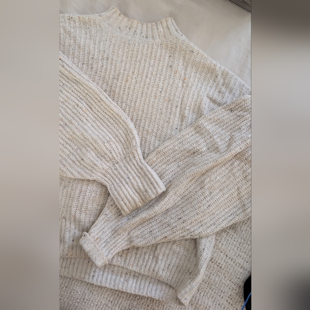 Old Navy Ribbed Knit Sweater in Cream